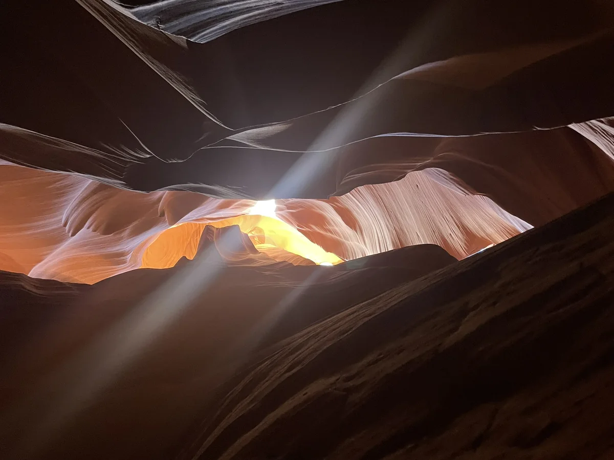 Lichtstrahlen fallen in einen Sandstein-Canyon, Sinnbild für mentale Gesundheit und innere Ressourcen