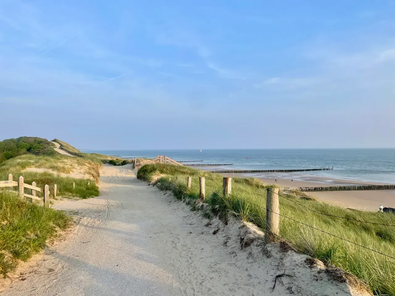 Ein Küstenweg durch die Dünen