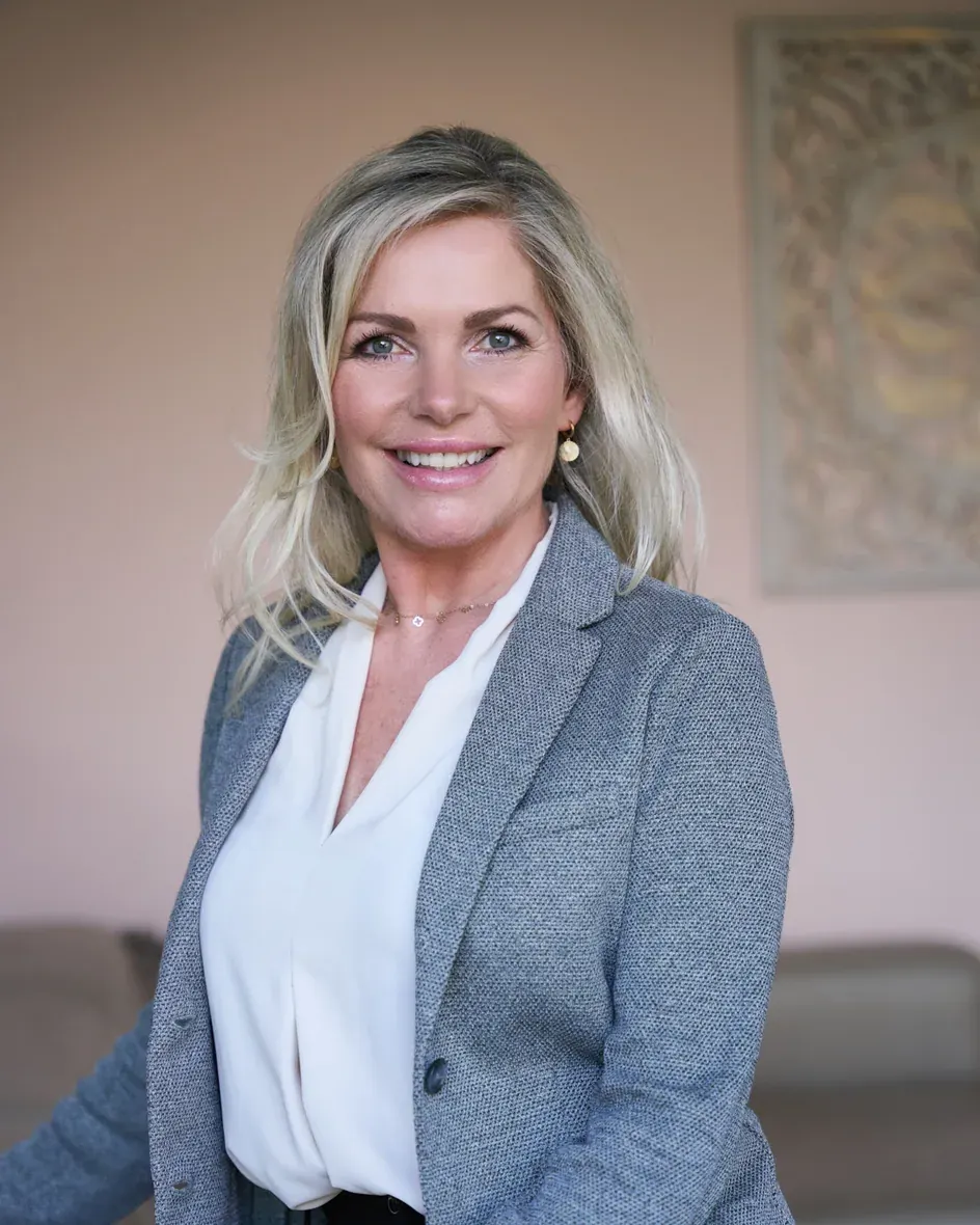 Ulrike von den Driesch im grauen Blazer, Porträt mit Lächeln