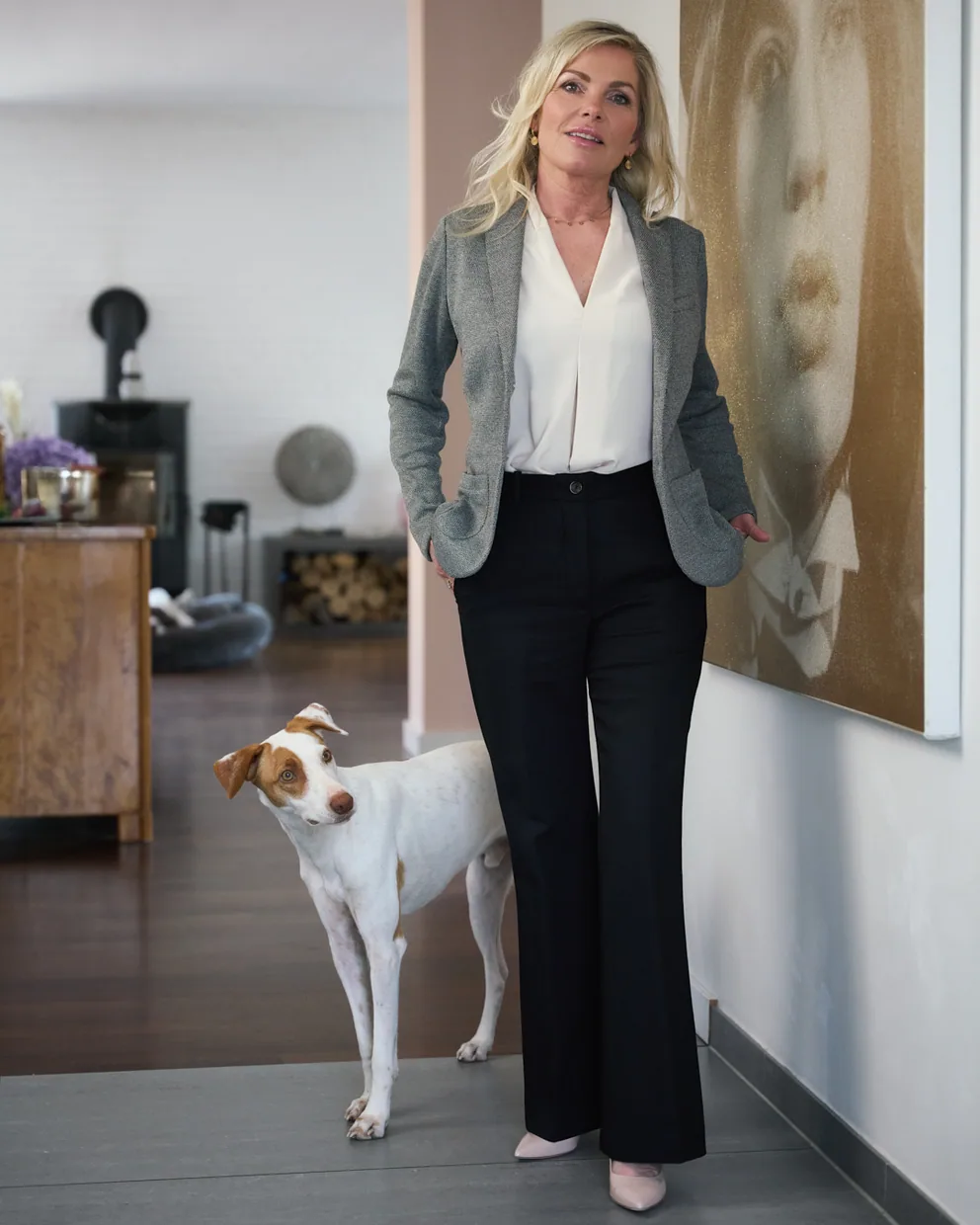 Ulrike von den Driesch mit ihrem Hund zu Hause