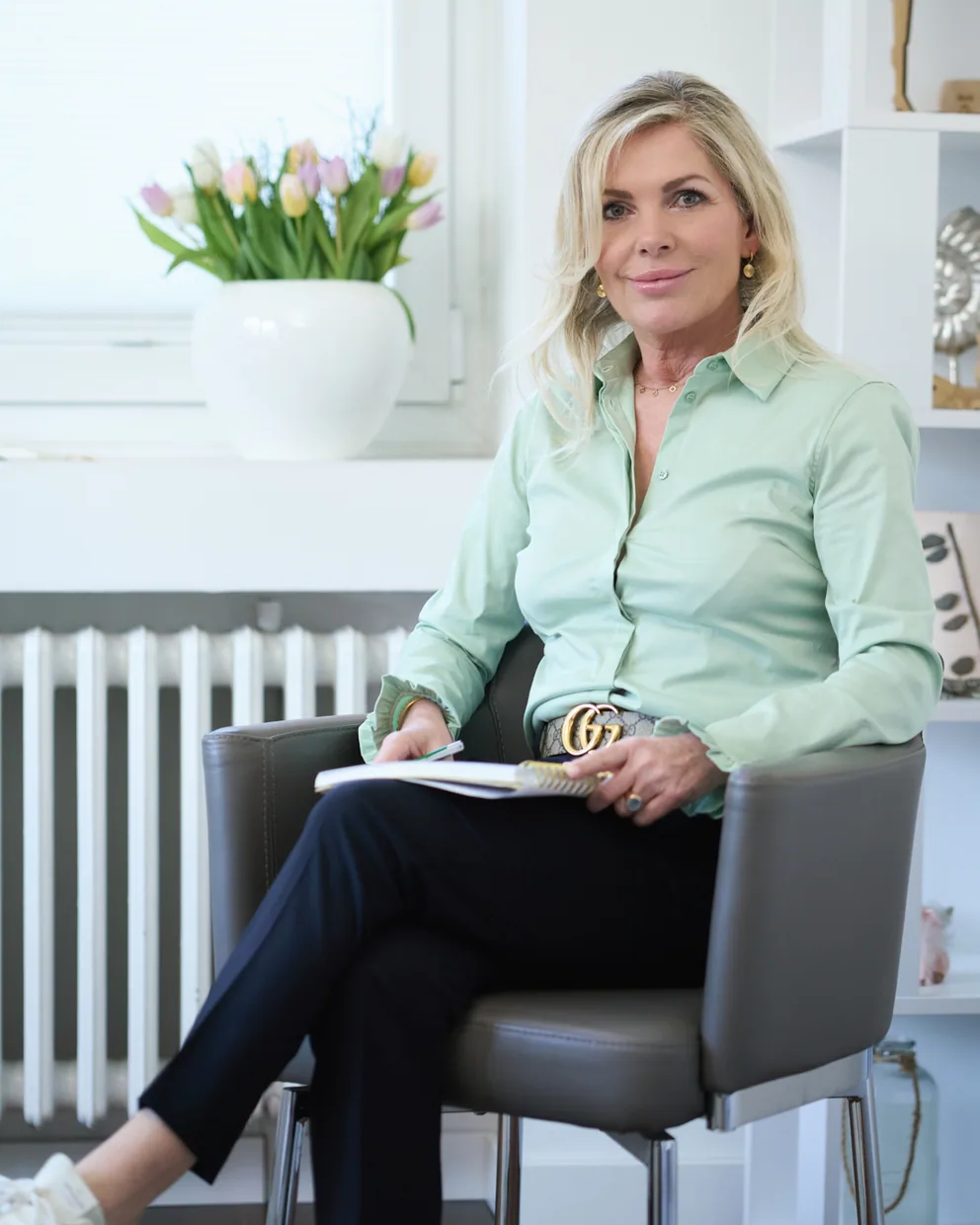 Ulrike von den Driesch mit Notizen im Coaching-Raum