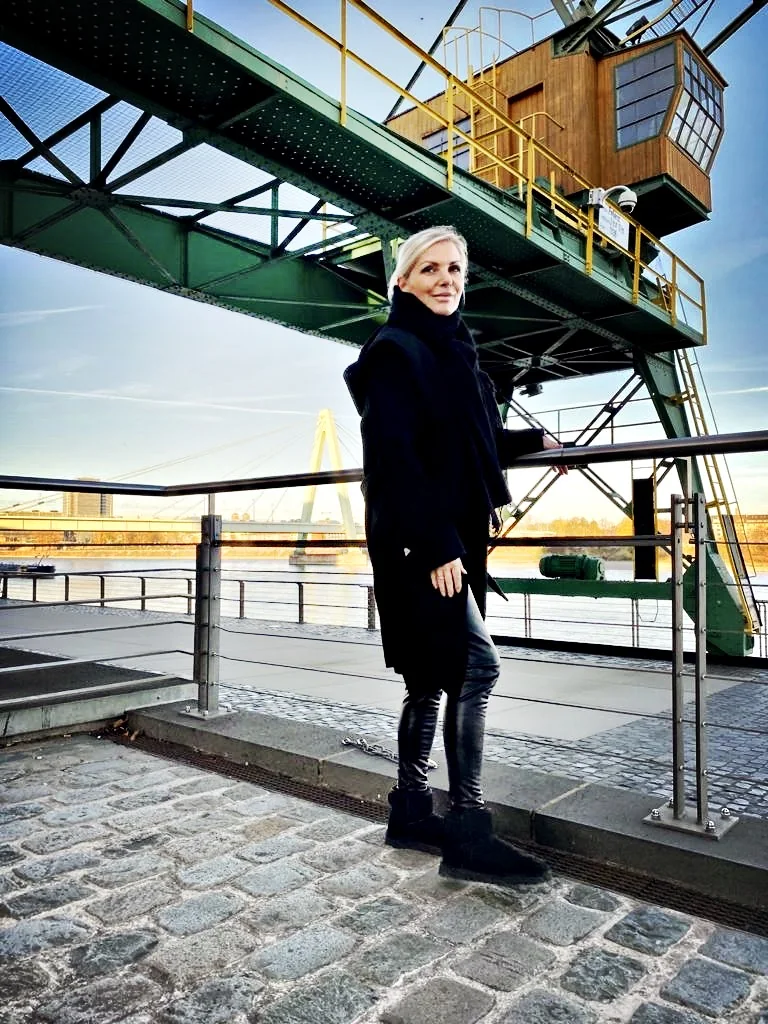 Ulrike von den Driesch am Rheinauhafen in Köln