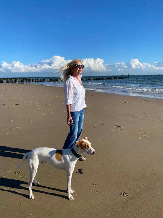 Ulrike von den Driesch mit ihrem Hund am Strand