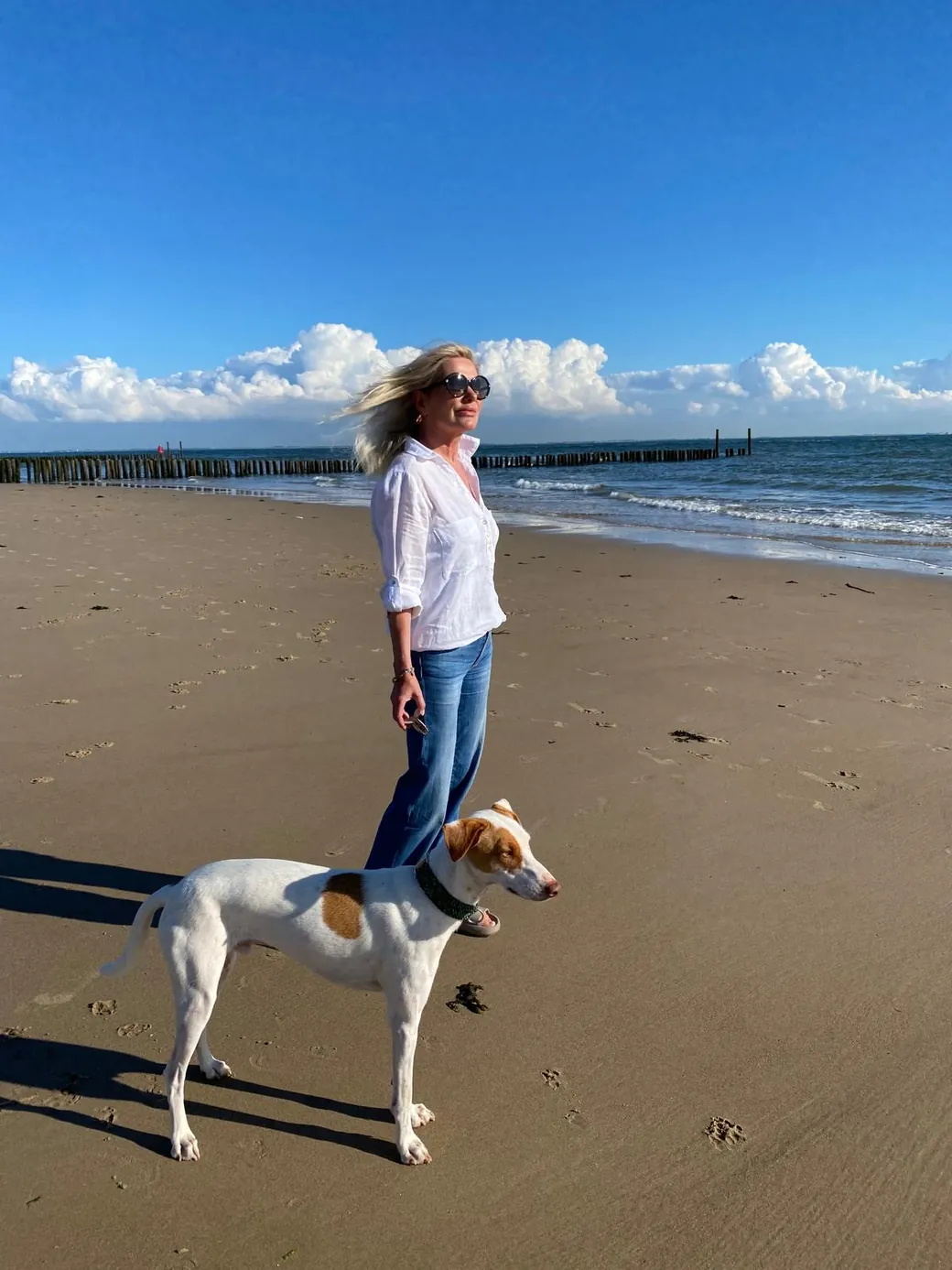 Ulrike von den Driesch mit ihrem Hund am Strand