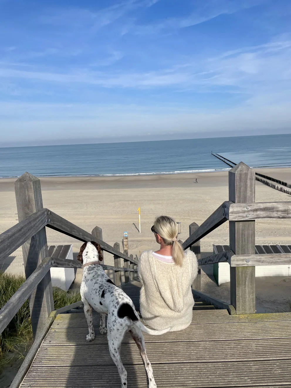 Ulrike von den Driesch mit Hund auf der Strandtreppe am Meer
