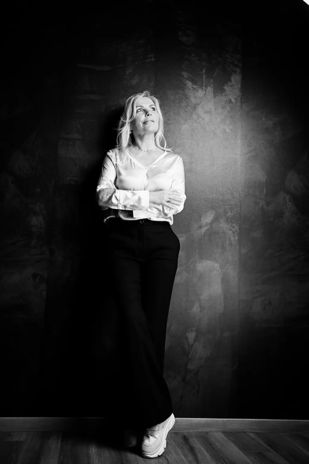 Ulrike von den Driesch, elegantes Schwarz-Weiß-Porträt