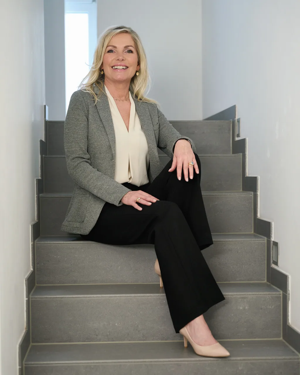 Ulrike von den Driesch auf der Treppe