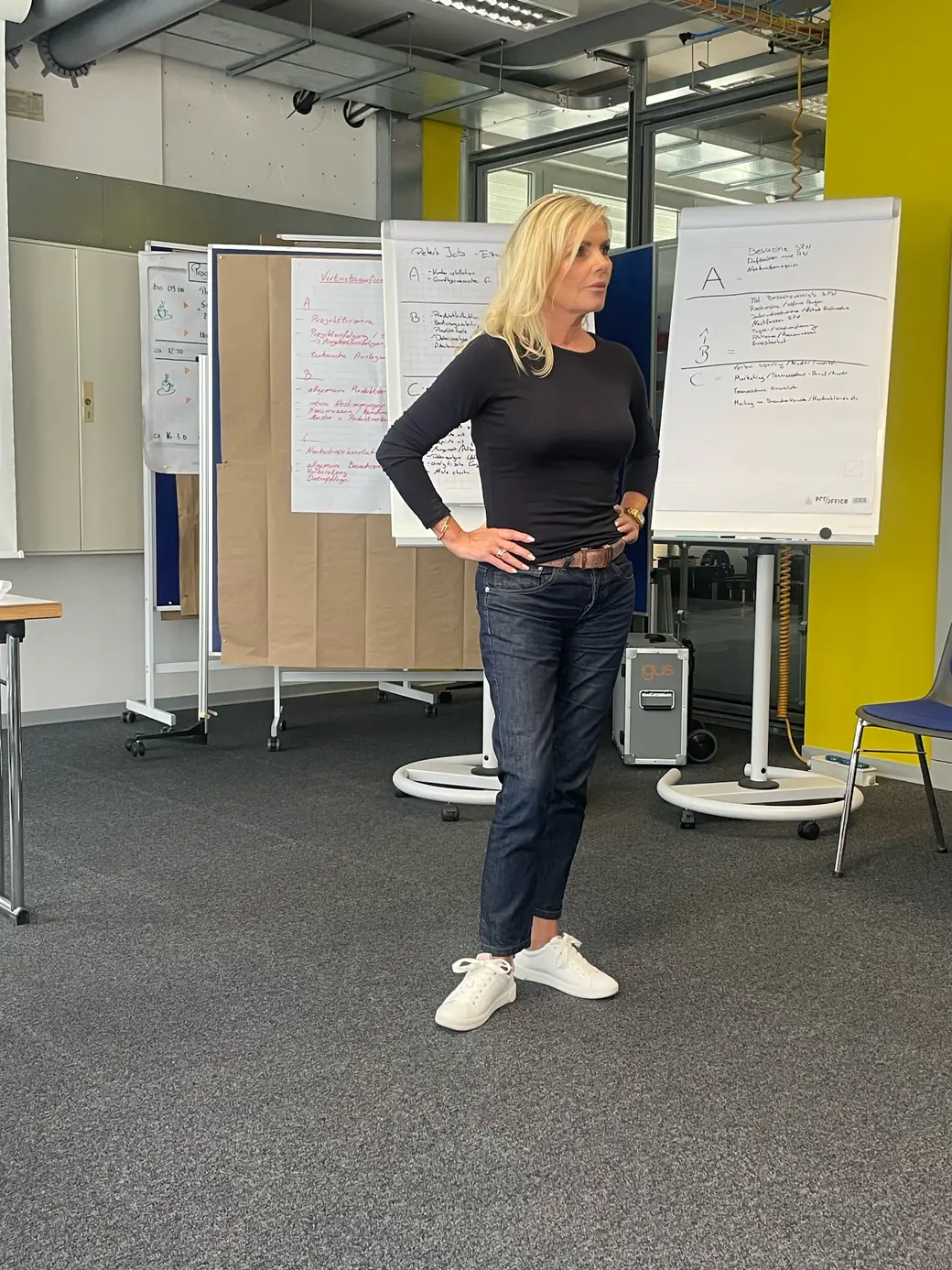 Ulrike von den Driesch in einem Workshop-Raum mit Flipcharts